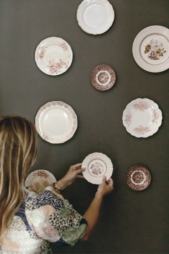 A Step-by-Step Guide to Creating Stunning Vintage Plate Walls ...