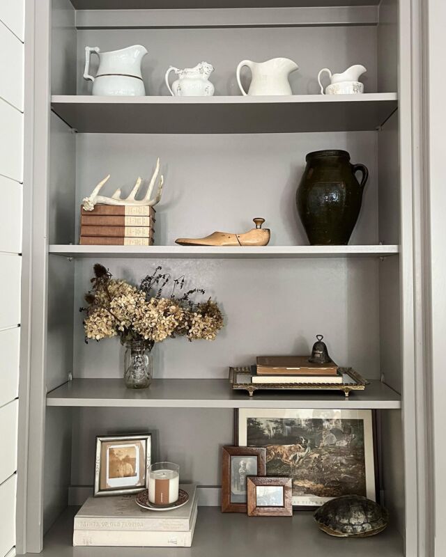 Adding in vintage pieces is the ✨ p e r f e c t ✨ way to add instant character to your bookshelf! We layered in books, jugs and more to create texture and depth. Shop these now to add to your very own space!