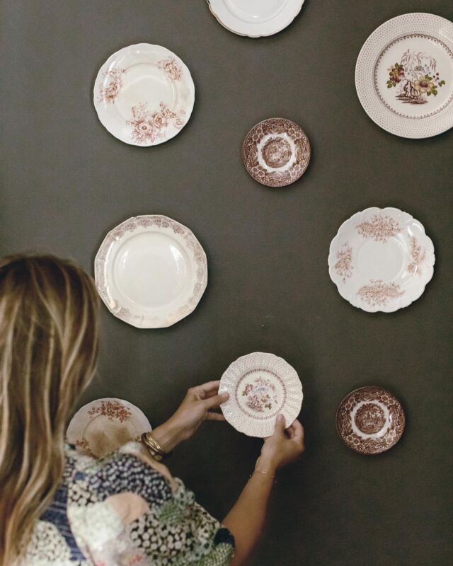 ON THE BLOG : designing a stunning vintage plate wall 🍽️ I love a timeless home and also a good collection. Whether you’re covering a large wall area or just looking for a few plates in a vignette, I’m sharing my latest home project with you over on the blog with lots of tips for curating & creating the perfect plate wall.

#ontheblog #platewall #vintageplates #transferware #transferwareplates