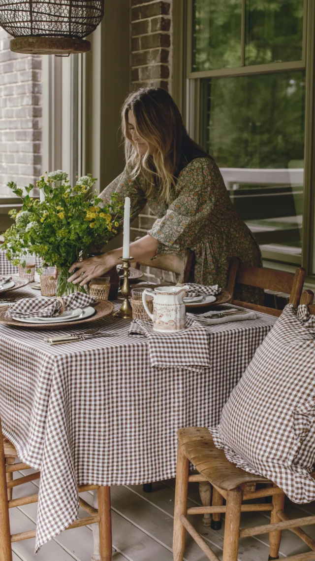 Our Mini Gingham Check in tobacco comes in a full array of tabletop pieces, from napkins to tablecloth & table runner to tea towel and even a hand poured candle and apron too. Perfect for Fall & hosting around a Thanksgiving table this season 🦃🍁🍽️