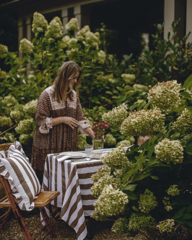 The perfect fall layer, our Broad Stripe collection. I love this set for your Thanksgiving table, or an easy outdoor entertaining setup amongst the fading hydrangeas. Perfect for layering all of your seasonal linens, dinnerware & more. 🍽️🍂🍁