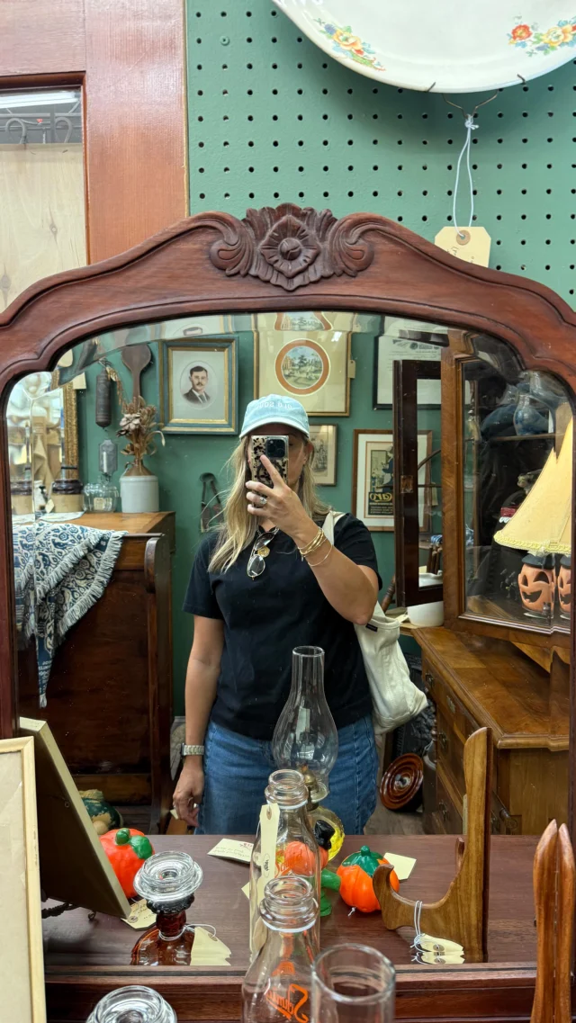 I popped into @queenofheartsantiques which is one of the best and biggest antique malls here in the Atlanta area. They have a few different locations but today I’m sharing from Marietta. it’s such a fun place to go and find vintage treasures for yourself.

Have you been before?