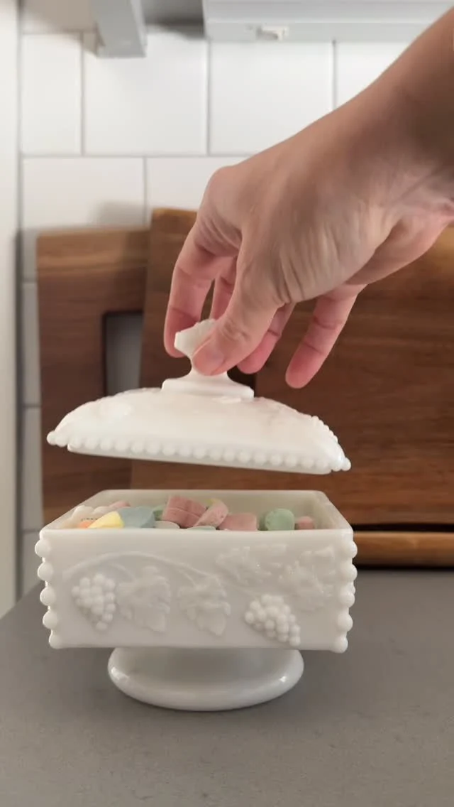 Love is in the air 🖤

Our Westmoreland milkglass lidded containers make the perfect candy dish for your Valentine 🖤