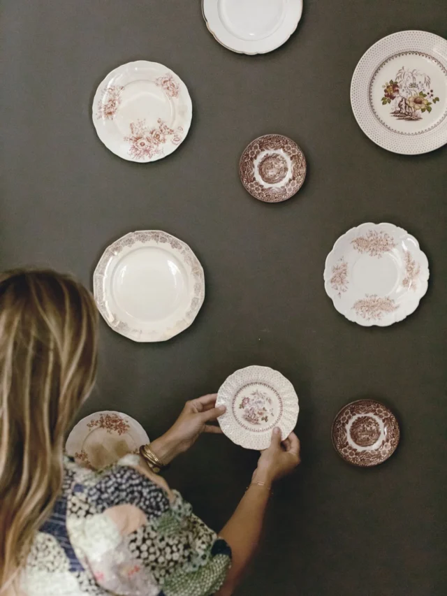 We have so many wonderful antique plates up in the Vintage Shop on our site right now and a whole new dropdown page dedicated to Vintage Plates, perfect for building a plate wall of your very own 🖤