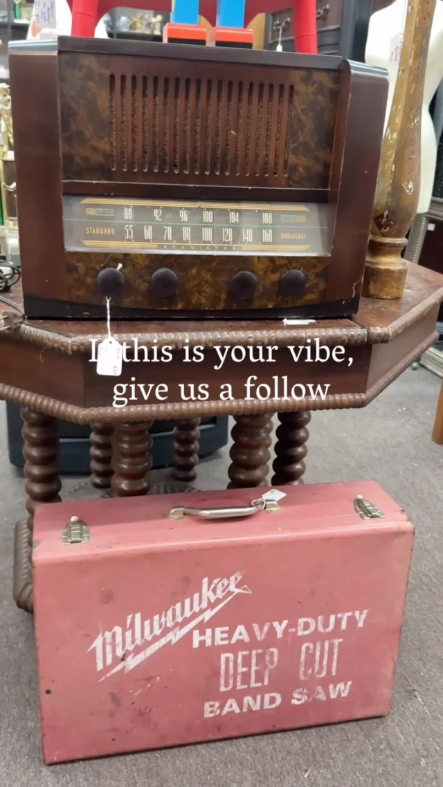 Who loves a good antique treasure hunt? 🤎🙋🏼‍♀️ tag a friend you love to go with!